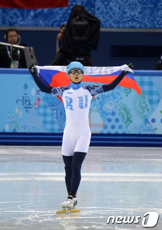 본문 이미지 - 10일(한국시간) 러시아 소치 해안클러스터 아이스버그 스케이팅 팔라스에서 열린 2014 소치 동계올림픽 쇼트트랙 남자 1,500m 결선에서 3위를 차지한 러시아 쇼트트랙대표팀 안현수(빅토르 안)가 러시아 국기를 들고 환호하고 있다. 2014.2.10/뉴스1 © News1   (소치(러시아)=뉴스1) 이동원 기자