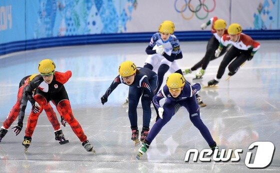 본문 이미지 - 10일&#40;한국시간&#41; 러시아 소치 해안클러스터 아이스버그 스케이팅 팔라스에서 열린 2014 소치 동계올림픽 쇼트트랙 여자 3,000m 계주 준결승에서 1위를 차지한 한국 쇼트트랙 여자계주팀&#40;심석희,박승희,김아랑, 공상정&#41;이 역주하고 있다. 2014.2.10/뉴스1  © News1   &#40;소치&#40;러시아&#41;=뉴스1&#41; 이동원 기자