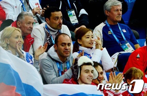 본문 이미지 - 10일 오후(현지시각) 러시아 소치 해안클러스트 아이스버그 스케이팅 팰리스에서 열린 쇼트트랙 남자 1500M 경기에서 안현수(러시아명 빅토르 안)가 동메달을 획득하자 여자친구 우나리씨가 박수를 치며 기뻐하고 있다. 2014.2.10/뉴스1 © News1   (소치(러시아)=뉴스1) 이동원 기자