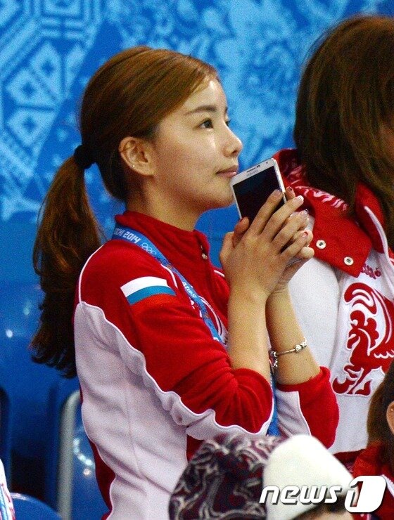 본문 이미지 - 10일 오후(현지시각) 러시아 소치 해안클러스트 아이스버그 스케이팅 팰리스에서 열린 쇼트트랙 남자 1500M 경기에서 안현수(러시아명 빅토르 안)가 동메달을 획득하자 여자친구 우나리씨가 박수를 치며 기뻐하고 있다. 2014.2.10/뉴스1  © News1   (소치(러시아)=뉴스1) 이동원 기자