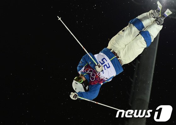본문 이미지 - 10일 열린 소치 올림픽 프리스타일 스키 남자 모굴 경기에서 최재우&#40;20·한국체대&#41;가 점프를 하고 있다 © AFP=News1 