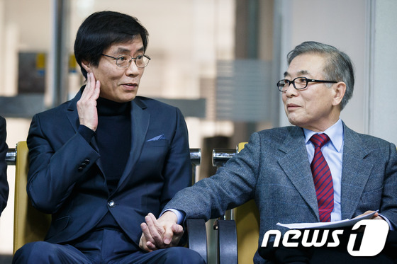 (서울=뉴스1) 유승관 기자 = 한국판 드레퓌스 사건으로 불리는 '유서대필 사건' 강기훈(51)씨가 13일 오후 서울 서초동 중앙지법에서 열린 재심 선고공판을 마친 후 김상근 목사 …