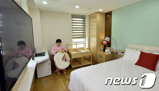 (서울=뉴스1) 최영호 기자 = 13일 오후 서울 송파구 장지동 송파산모건강증진센터 산모실에서 한 산모가 수유쿠션을 살펴보고 있다.전국 최초로 공공산후조리원과 어린이집을 갖춘 송파 …