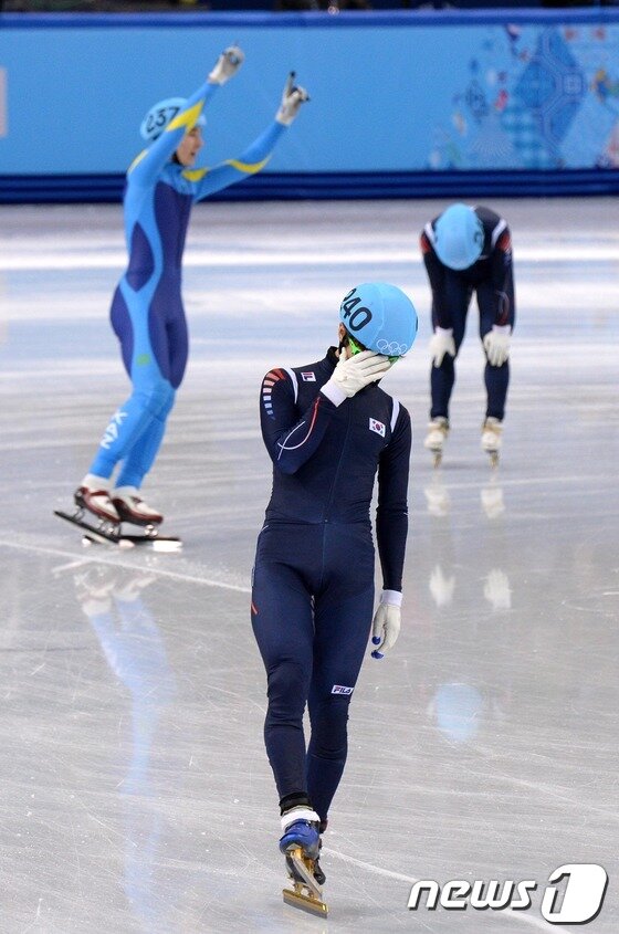본문 이미지 - 대한민국 남자 쇼트트랙 계주 대표팀&#40;김윤재, 박세영, 신다운, 이한빈, 이호석&#41;이 지난 13일&#40;한국시간&#41; 러시아 소치 해안 클러스터 아이스버그 스케이팅 팔라스 경기장에서 열린 남자 5,000m 계주 준결승경기에서 이호석이 상대선수와 충돌해 넘어져 3위로 마감, 결승진출에 실패하고 있다. 2014.2.13/뉴스1 © News1 &#40;소치&#40;러시아&#41;=뉴스1&#41; 이동원 기자