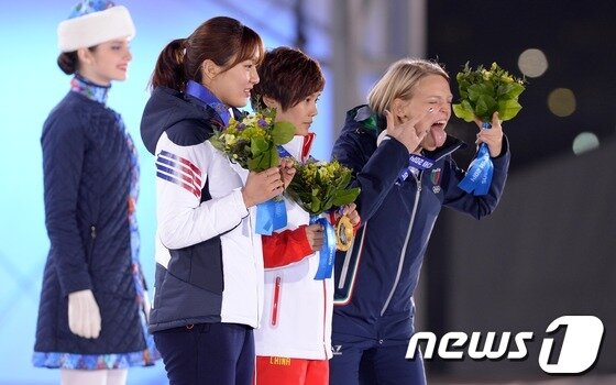 본문 이미지 - 박승희와 함께 시상대에 서 있는 폰타나(오른쪽)2014.2.14 ⓒ 뉴스1