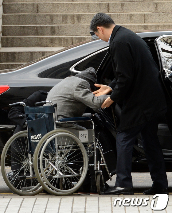 (서울=뉴스1) 손형주 기자 = 수백억원대 비자금을 조성한 혐의를 받고 있는 이재현 CJ그룹 회장이 14일 오후 1심 선고공판에 출석하기 위해 서울 서초동 서울중앙지방법원에 도착해 …