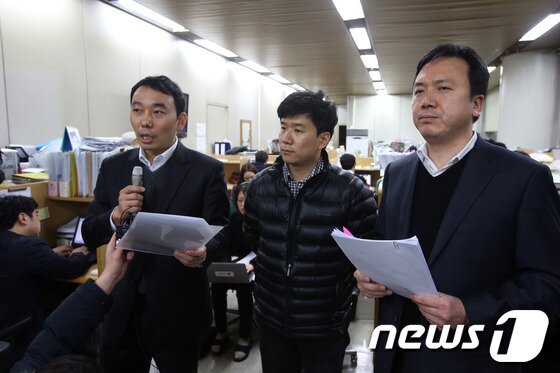 본문 이미지 - 유우성씨(가운데)와 변호인단이  지난달 14일 서울 서초동 중앙지방법원 기자실에서 긴급 기자회견을 열고 