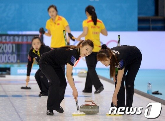 본문 이미지 - 대한민국 여자 컬링대표팀(신미성, 김지선, 이슬비, 김은지, 엄민지)이 14일(한국시간) 러시아 소치 해안클러스터 아이스큐브 컬링 센터에서 중국과 대결을 펼치고 있다.2014.2.14/뉴스1 © News1   (소치(러시아)=뉴스1) 이동원 기자