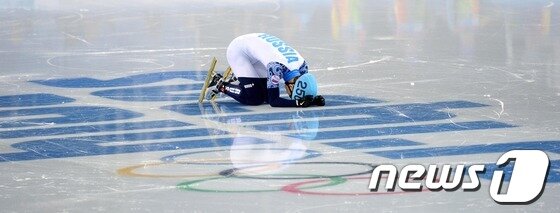 본문 이미지 - 러시아 쇼트 대표팀 안현수가 15일&#40;한국시간&#41; 러시아 소치 해안 클러스터 아이스버그 스케이팅 팔라스 경기장에서 열린 남자 개인 1,000m 결승 경기에서 1위로 결승선을 통과 후 얼음판 위에 엎으려 있다. 2014.2.15/뉴스1 © News1 &#40;소치&#40;러시아&#41;=뉴스1&#41; 이동원 기자