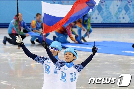 본문 이미지 - 러시아 쇼트 대표팀 안현수가 15일&#40;한국시간&#41; 러시아 소치 해안 클러스터 아이스버그 스케이팅 팔라스 경기장에서 열린 남자 개인 1,000m 결승 경기에서 1위로 결승선을 통과 후 환호하고 있다. 2014.2.15/뉴스1 © News1 &#40;소치&#40;러시아&#41;=뉴스1&#41; 이동원 기자