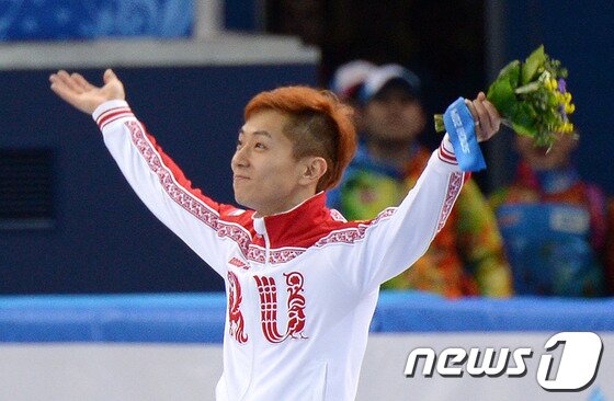 본문 이미지 - 러시아 쇼트 대표팀 안현수가 15일&#40;한국시간&#41; 러시아 소치 해안 클러스터 아이스버그 스케이팅 팔라스 경기장에서 열린 남자 개인 1,000m 결승 경기에서 금메달을 차지, 플라워시상식에서 1위 단상에 올라 환호하고 있다. 2014.2.15/뉴스1 © News1 &#40;소치&#40;러시아&#41;=뉴스1&#41; 이동원 기자
