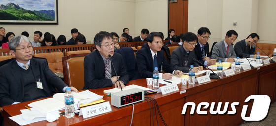 (서울=뉴스1) 허경 기자 = 17일 오전 서울 여의도 국회 환경노동위원회에서 열린 환경오염피해구제법 공청회에서 한국법제연구원 전재경 선임연구위원(왼쪽에서 두번째)이 진술하고 있다 …