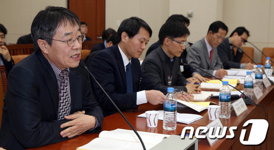 (서울=뉴스1) 허경 기자 = 17일 오전 서울 여의도 국회 환경노동위원회에서 열린 환경오염피해구제법 공청회에서 한국법제연구원 전재경 선임연구위원(왼쪽)이 진술하고 있다. 2014 …