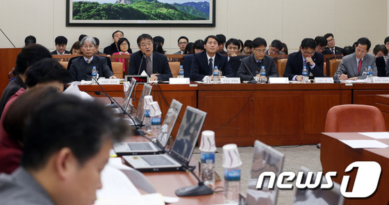 (서울=뉴스1) 허경 기자 = 17일 오전 서울 여의도 국회 환경노동위원회에서 열린 환경오염피해구제법 공청회에서 진술인들이 발언하고 있다.왼쪽부터 환경법학회 김홍균 회장, 한국법제 …