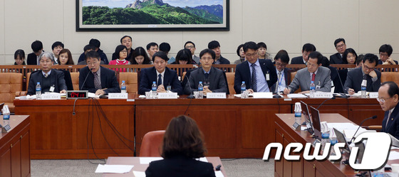 (서울=뉴스1) 허경 기자 = 17일 오전 서울 여의도 국회 환경노동위원회에서 열린 환경오염피해구제법 공청회에서 진술인들이 발언하고 있다.왼쪽부터 환경법학회 김홍균 회장, 한국법제 …