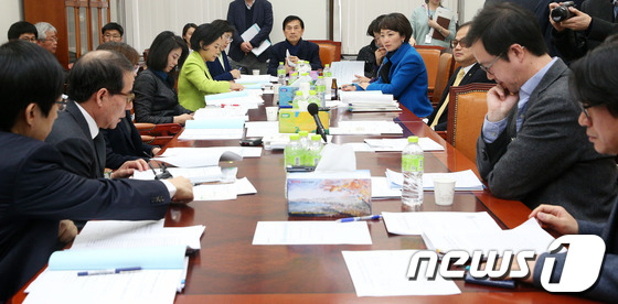 (서울=뉴스1) 오대일 기자 = 17일 오후 서울 여의도 국회 보건복지위원회 소회의실에서 '중독예방 관리 및 치료를 위한 법률안(게임중독법)' 법안심사소위원회 공청회가 열리고 있다 …