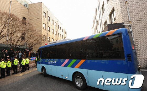 본문 이미지 - '내란음모' 혐의로 1심에서 징역 12년을 선고 받은 이석기 통합진보당 의원을 태운 호송버스가 17일 오후 경기 수원지방법원을 나서고 있다. © News1 이성래 인턴기자