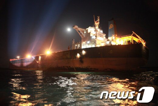 본문 이미지 - 15일 부산 남외항 밖에 있는 부두 접안 장소 부근에서 라이베리아 국적의 8만t급 화물선 캡틴 방글리스(Captin Vangelis)호와 이 배에 기름을 공급하던 460t급 유류공급선 그린플러스호가 높은 너울성 파도에 의한 충돌로 화물선 왼쪽 연료탱크 주변에 가로 20㎝ 세로 30㎝ 크기의 구멍이 생기면서 237㎘  벙커C유가 바다로 유출됐다/사진=부산해경© News1  