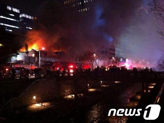 (서울=뉴스1)  = 17일 오후 10시10분께 서울 중구 수표동 공구상가에서 화재가 발생했다.소방당국에 따르면 현재 3명이 연기를 마셔 인근 병원으로 옮겨졌으며 차량 50여대와 …