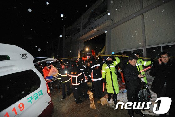 본문 이미지 - 17일 오후 9시15분께 경북 경주시 양남면 신대리 동대산 기슭의 마우나오션리조트에서 2층 건물의 지붕이 붕괴돼 출동한 119 구조대원들이 구조작업을 하고 있다.현장에 있던 피해 학생에 따르면 사고 당시 강당 안에는 부산외국어대학교 신입생 환영회가 진행 중이었으며 붕괴된 건물에는 수십명이 매몰되어 있는 것으로 전해졌다. 2014.2.17/뉴스1 © News1 김영진 기자