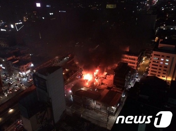 (서울=뉴스1)  = 17일 오후 10시10분께 서울 중구 수표동 공구상가에서 화재가 발생했다.소방당국에 따르면 현재 3명이 연기를 마셔 인근 병원으로 옮겨졌으며 차량 50여대와 …