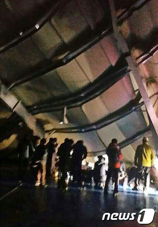 (경주=뉴스1) 최창호 기자 = 17일 오후 9시15분께 경북 경주시 양남면 신대리 동대산 기슭의 마우나오션리조트에서 2층 건물의 지붕이 붕괴돼 출동한 119 구조대원들이 구조작업 …