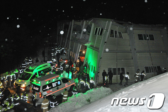 (경주=뉴스1) 노화정 기자 = 17일 오후 9시15분께 경북 경주시 양남면 신대리 동대산 기슭의 마우나오션리조트에서 2층 건물의 지붕이 붕괴돼 출동한 119 구조대원들이 구조작업 …