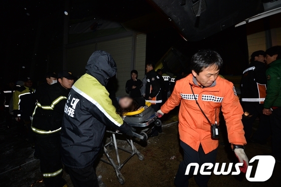 (경주=뉴스1) 노화정  기자 = 17일 오후 9시15분께 경북 경주시 양남면 신대리 동대산 기슭의 마우나오션리조트에서 2층 건물의 지붕이 붕괴돼 출동한 119 구조대원들이 구조작 …