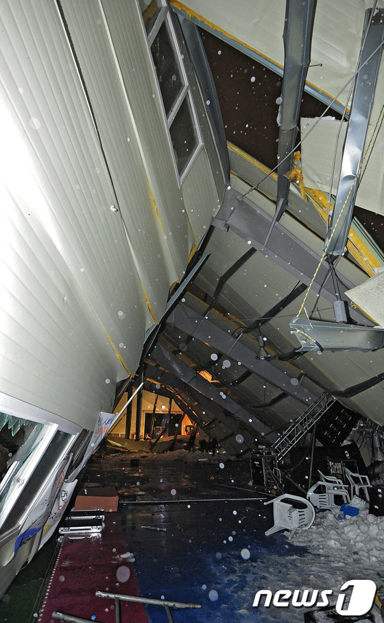 (경주=뉴스1) 김영진 기자 = 17일 오후 9시 15분께 경북 경주시 양남면 신대리 동대산 기슭의 마우나오션리조트 강당 건물 지붕이 붕괴돼 출동한 119 구조대원들이 구조작업을 …