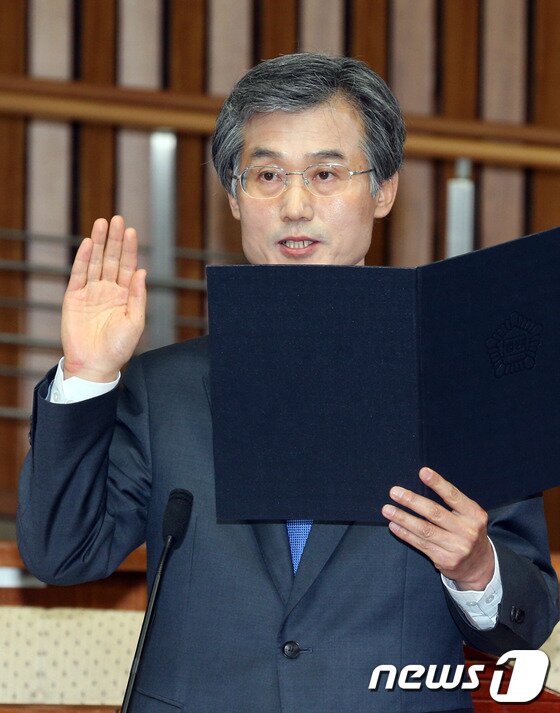 본문 이미지 - 조희대 대법관 후보자가 18일 오전 서울 여의도 국회에서 열린 대법관 후보자 인사청문회에서 선서를 하고 있다. 2014.2.18/뉴스1