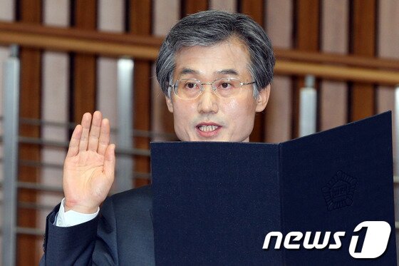 본문 이미지 - 조희대 대법관 후보자가 18일 오전 서울 여의도 국회에서 열린 대법관 후보자 인사청문회에서 선서를 하고 있다. 2014.2.18/뉴스1