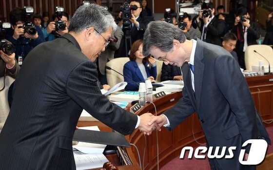 본문 이미지 - 조희대 대법관 후보자가 18일 오전 서울 여의도 국회에서 열린 대법관 후보자 인사청문회에서 김동철 위원장에게 선서문을 전달하고 있다. 2014.2.18/뉴스1