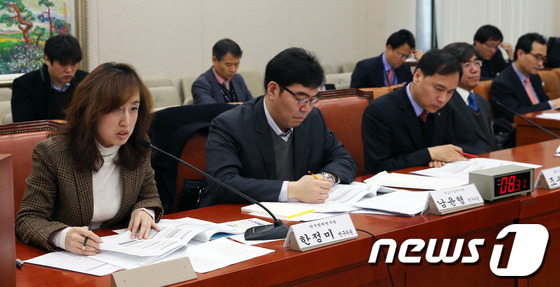 (서울=뉴스1) 허경 기자 = 18일 오전 서울 여의도 국회 산업통상자원위원회에서 열린 도시형소공인지원법에 대한 공청회에서 진술인들이 발언을 하고 있다.왼쪽부터 한국법제연구원 한정 …