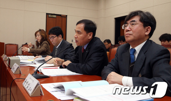 (서울=뉴스1) 허경 기자 = 18일 오전 서울 여의도 국회 산업통상자원위원회에서 열린 도시형소공인지원법에 대한 공청회에서 진술인들이 발언을 하고 있다.왼쪽부터 한국법제연구원 한정 …