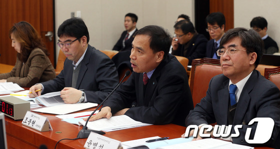 (서울=뉴스1) 허경 기자 = 18일 오전 서울 여의도 국회 산업통상자원위원회에서 열린 도시형소공인지원법에 대한 공청회에서 진술인들이 발언을 하고 있다.왼쪽부터 한국법제연구원 한정 …