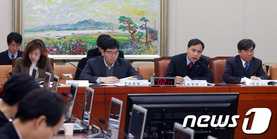 (서울=뉴스1) 허경 기자 = 18일 오전 서울 여의도 국회 산업통상자원위원회에서 열린 도시형소공인지원법에 대한 공청회에서 진술인들이 발언을 하고 있다.왼쪽부터 한국법제연구원 한정 …