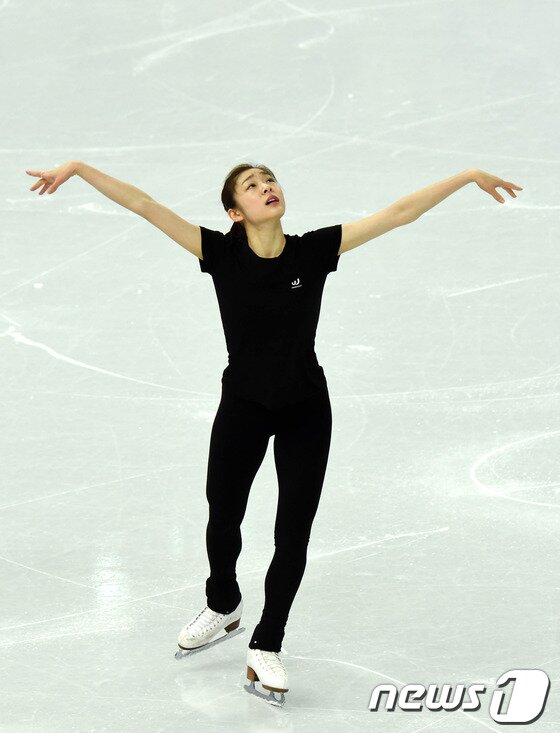 본문 이미지 - 올림픽 2연패에 도전하는 &#39;피겨여왕&#39; 김연아가 18일&#40;한국시간&#41; 러시아 소치 해안 클러스터 아이스버그 스케이팅 팔라스 경기장에서 쇼트프로그램 &#39;어릿광대를 보내주오&#39; 선율에 맞춰 멋진 연기를 펼치고 있다. 2014.2.18/뉴스1 © News1   &#40;소치&#40;러시아&#41;=뉴스1&#41; 이동원 기자