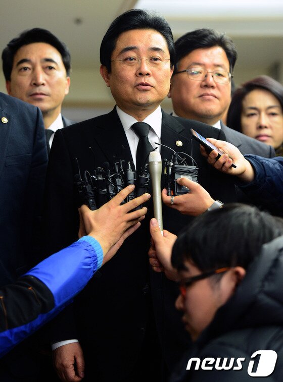 본문 이미지 - 전병헌 민주당 원내대표가 18일 오후 경주 마우나오션리조트 붕괴 사고 사망자 6명이 안치된 울산 북구 호계동 21세기좋은병원 장례식장을 찾아 조문에 앞서 인터뷰를 하고 있다. 2014.2.18/뉴스1 © News1 박정호 기자