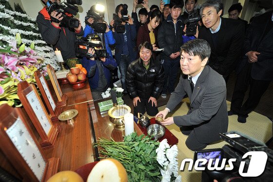 본문 이미지 - 안철수 새정치연합 중앙운영위원장이 18일 오후 경주 마우나오션리조트 붕괴 사고 희생자 6명이 안치된 울산시 북구 21세기좋은병원 장례식장을 찾아 조문하고 있다. 2014.2.18/뉴스1 © News1   노화정  기자