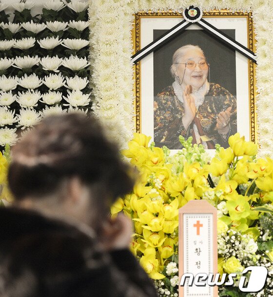 본문 이미지 - 18일 오후 서울 반포동 카톨릭대학교 서울성모병원에 마련된 원로배우 故 황정순 씨의 빈소에 조문객들이 조문을 하고 있다. 황정순 씨는 17일 서울성모병원에서 2005년부터 앓아온 치매가 악화돼 치료를 받던 중 향년 88세로 세상을 떠났다. 고인이 된 황정순 씨는 1943년 영화 ‘그대와 나’로 스크린에 데뷔했다. 대표작으로는 ‘김약국의 딸들’ ‘화산댁’ ‘내일의 팔도강산’ 등이 있다.발인은 20일 오전 6시 진행될 예정이며 장지는 경기 남양주 모란공원이다. 2014.2.18/뉴스1 © News1   사진공동취재단