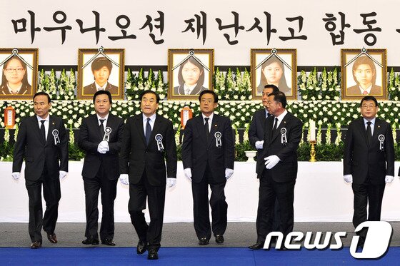 본문 이미지 - 국회 행정안전위 소속 의원들이 18일 경북 경주 실내체육관에 마련된 마우나오션리조트 붕괴사고 희생자들의 합동분향소를 찾아 분향했다./2014.2.18/뉴스1 © News1 최창호 기자