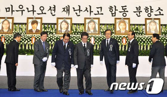 본문 이미지 - 이영우 경북도교육감 등이 18일 경북 경주 실내체육관에 설치된 마우나오션리조트 붕괴사고 희생자들의 합동분향소를 찾아 분향했다./2014.2.18/뉴스1 © News1 최창호 기자