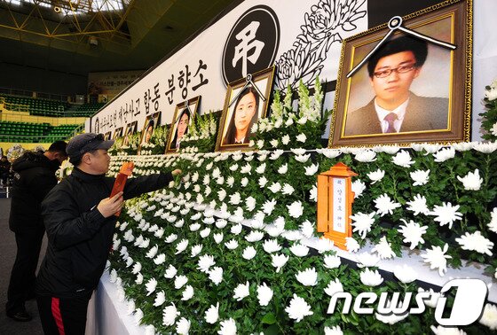 본문 이미지 - 경북 경주 마우나오션리조트 희생자들의 넋을 기리는 합동분향소가 사고 이틀째인 18일 경주 실내체육관에 마련됐다./2014.2.18/뉴스1 © News1 최창호 기자