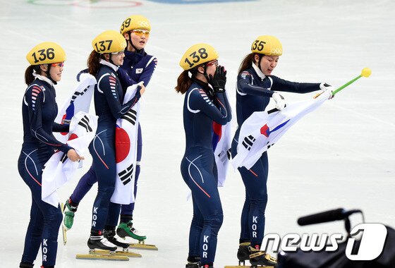 본문 이미지 - 18일(한국시간) 러시아 소치 해안 클러스터 아이스버그 스케이팅 팔라스 경기장에서 열린 여자 계주 3,000m 결선 경기에서 금메달을 획득한 대한민국 여자 쇼트트랙 계주 대표팀 선수들이 얼싸안고 감격의 눈물을 흘리고 있다. 2014.2.18/뉴스1 © News1   (소치(러시아)=뉴스1) 이동원 기자