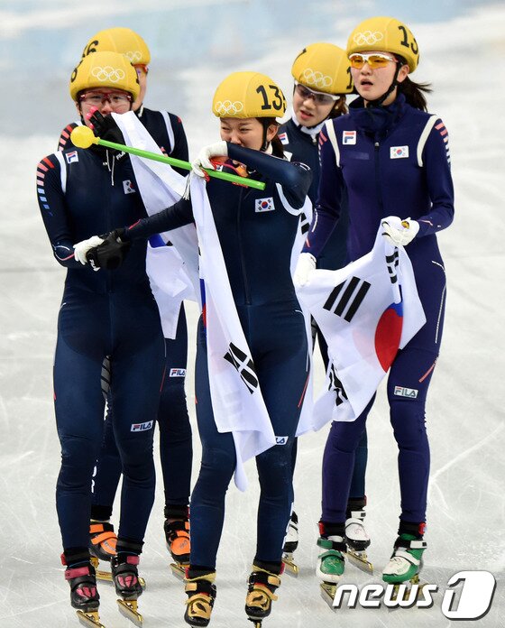 본문 이미지 - 대한민국 여자 쇼트트랙 계주 대표팀(왼쪽부터 김아랑,공상정,심석희,박승희,조해리)이 18일(한국시간) 러시아 소치 해안 클러스터 아이스버그 스케이팅 팔라스 경기장에서 열린 여자 계주 3,000m 결선 경기에서 1위로 결승선을 통과, 태극기를 들고 환호하고 있다.2014.2.18/뉴스1 © News1   (소치(러시아)=뉴스1) 이동원 기자