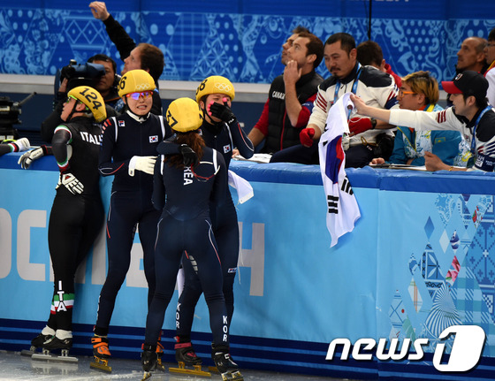 (소치(러시아)=뉴스1) 이동원 기자 = 18일(한국시간) 러시아 소치 해안 클러스터 아이스버그 스케이팅 팔라스 경기장에서 열린 여자 계주 3,000m 결선 경기에서 금메달을 획득 …