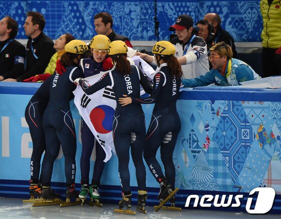 본문 이미지 - 18일(한국시간) 러시아 소치 해안 클러스터 아이스버그 스케이팅 팔라스 경기장에서 열린 동계올림픽 쇼트트랙 여자 계주 3000m 결승에서 금메달을 획득한 대한민국 여자 쇼트트랙 계주 대표팀 선수들이 플라워 세리머니를 마치고 '빙속여제' 이상화와 함께 눈물을 흘리며 서로를 격려하고 있다. 심석희(세화여고), 박승희(화성시청), 조해리(고양시청), 김아랑(전주제일고), 공상정(유봉여고)으로 구성된 한국 여자쇼트트랙 대표팀은 2006년 토리노올림픽 이후 8년만에 여자 계주 3000m 정상을 탈환했다.2014.2.18/뉴스1 © News1   (소치(러시아)=뉴스1) 이동원 기자