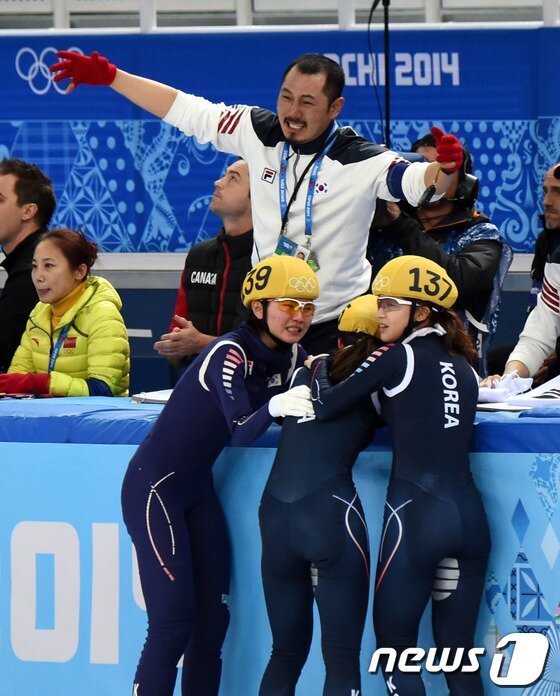 본문 이미지 - 대한민국 여자 쇼트트랙 계주 대표팀(심석희,박승희,김아랑,조해리,공상정)이 18일(한국시간) 러시아 소치 해안 클러스터 아이스버그 스케이팅 팔라스 경기장에서 열린 여자 계주 3,000m 결선 경기에서 금메달을 차지 했다. '빙속여제' 이상화가 금메달 레이스를 펼친 쇼트트랙 선수들을 끌어안고 있는 뒤로 박승희의 언니인 빙속의 박승주가 눈물을 닦고 있다.2014.2.18/뉴스1 © News1   (소치(러시아)=뉴스1) 이동원 기자