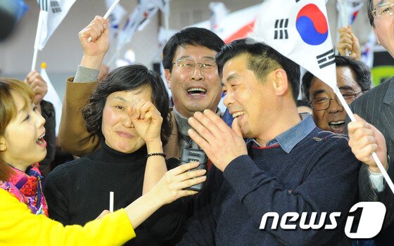 본문 이미지 - 18일 오후 전북 전주시 서서학동 주민센터에서 김아랑 선수 부모가 환호하고 있다.2014.2.18/뉴스1 © News1 김대웅 기자