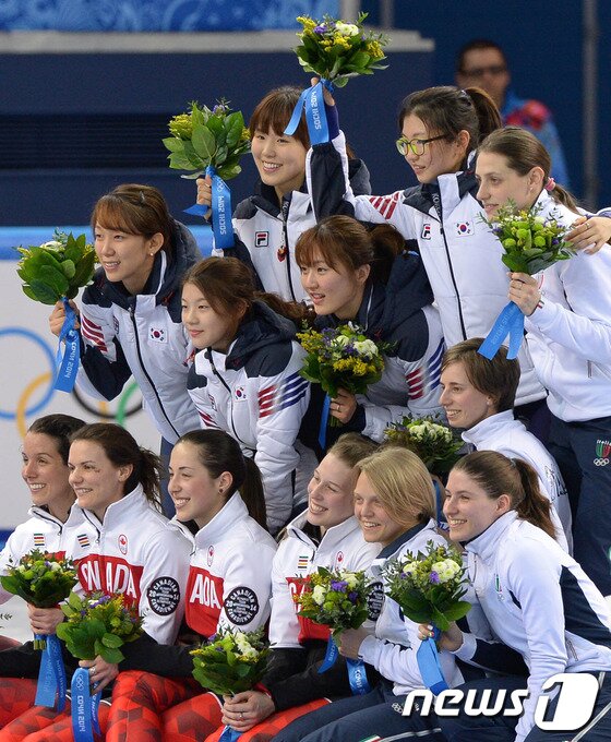 본문 이미지 - 18일(한국시간) 러시아 소치 해안 클러스터 아이스버그 스케이팅 팔라스 경기장에서 열린 여자 계주 3000m 결승에서 금메달을 획득한 대한민국 여자 쇼트트랙 계주 대표팀 선수들이 플라워 세리머니를 펼치고 있다. 심석희(세화여고), 박승희(화성시청), 조해리(고양시청), 김아랑(전주제일고)으로 구성된 한국 여자쇼트트랙 대표팀은 2006년 토리노올림픽 이후 8년만에 여자 계주 3000m 정상을 탈환했다.2014.2.18/뉴스1 © News1   (소치(러시아)=뉴스1) 이동원 기자
